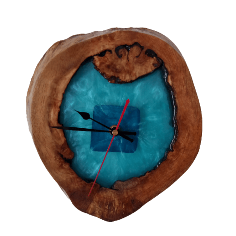 Pendule en chêne et résine époxy bleue