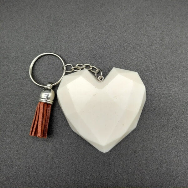 Porte-clé cœur résine époxy blanc opaque avec pompon marron