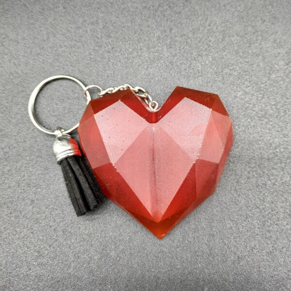 Porte-clé cœur résine époxy rouge cristal avec pompon noir