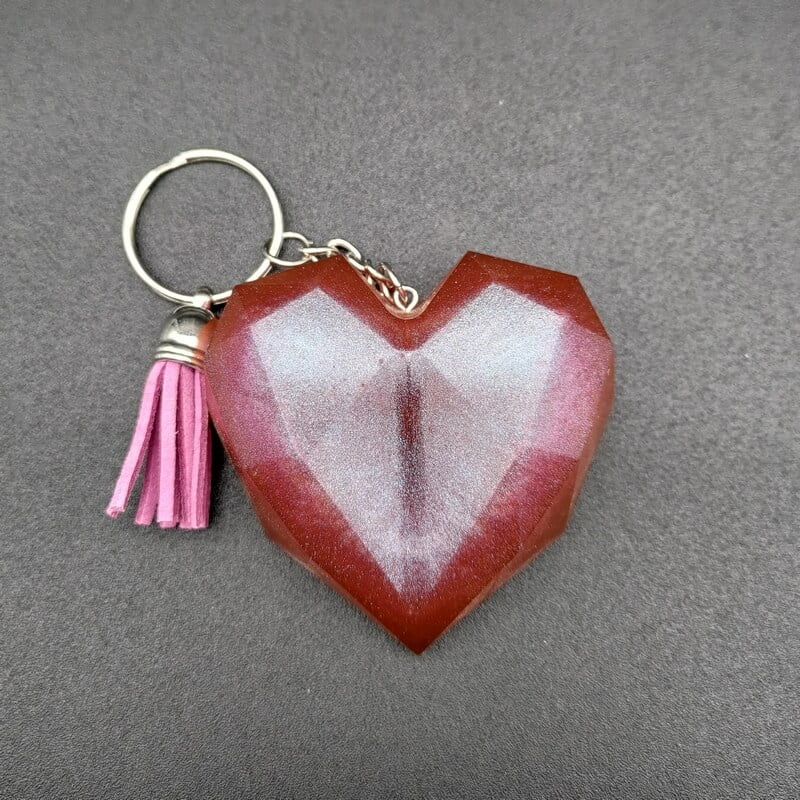 Porte-clé cœur résine époxy violet holographique avec pompon rose