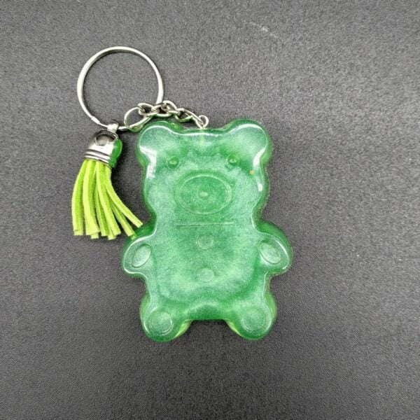 Porte-clés nounours résine époxy vert avec pompon vert