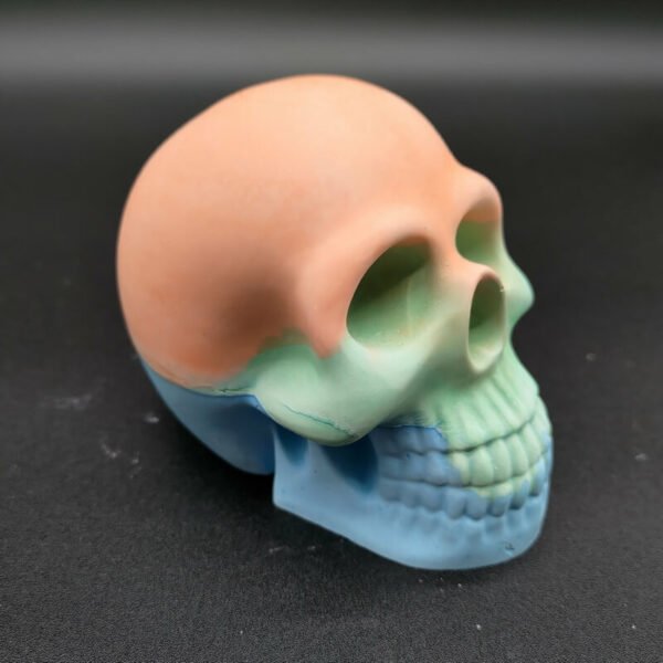 Skull déco en résine minérale vert, orange et bleu