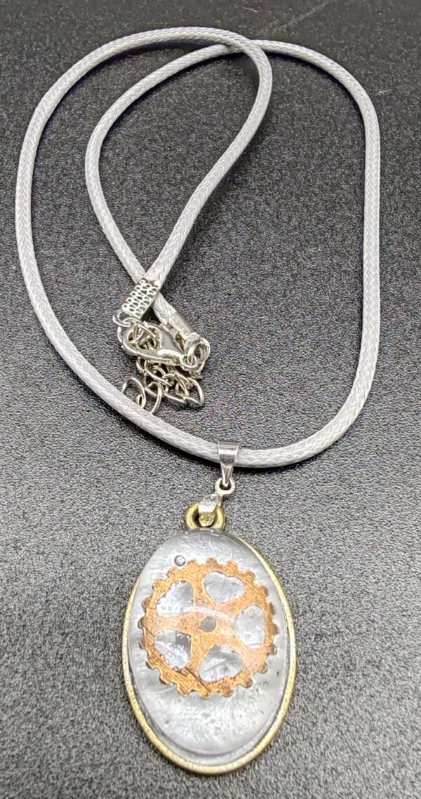 collier-résine-epoxy-argenté-steampunk-rouage-engrenage-médaillon-ovale-doré-cordon-cire-gris