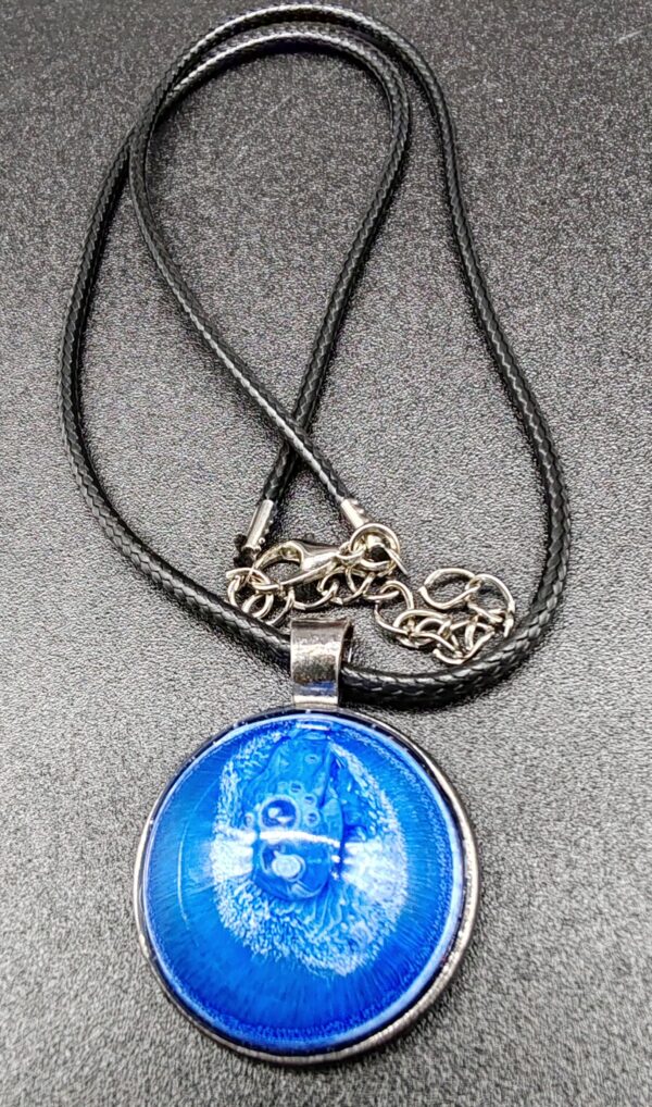 collier-résine-epoxy-bleu-oeil-médaillon-argenté-cordon-cire-noire