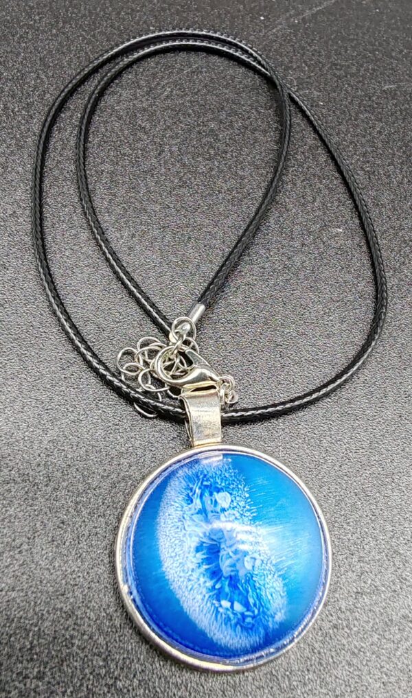 collier-résine-epoxy-bleu-oeil-médaillon-chrome-cordon-cire-noire