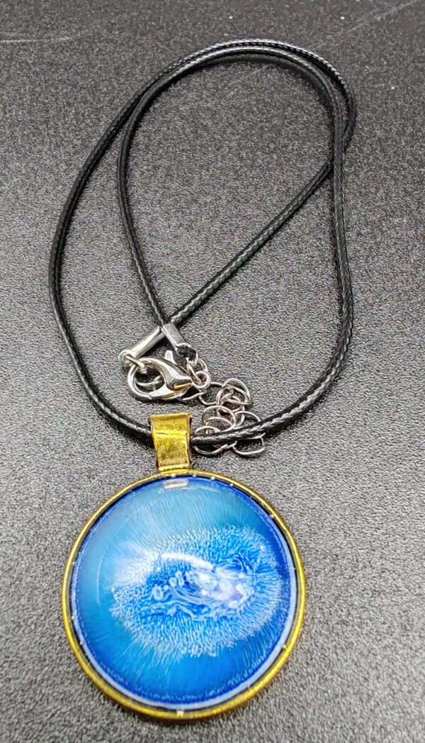 collier-résine-epoxy-bleu-oeil-médaillon-doré-cordon-cire-noire
