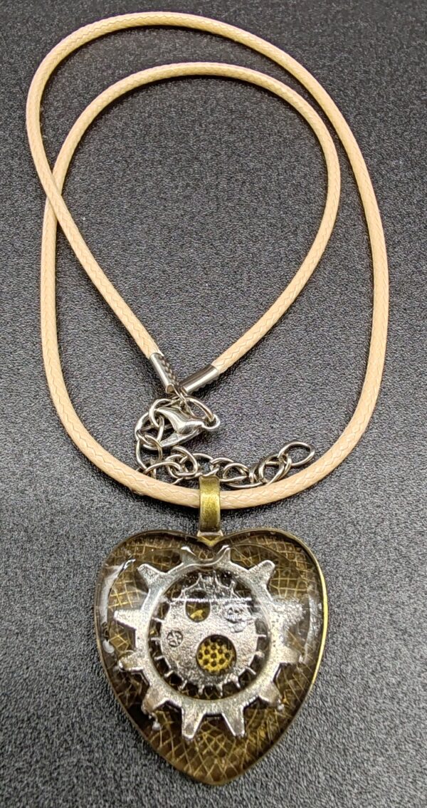 collier-résine-epoxy-cristal-steampunk-rouage-engrenage-médaillon-coeur-or-vieilli-cordon-cire-beige