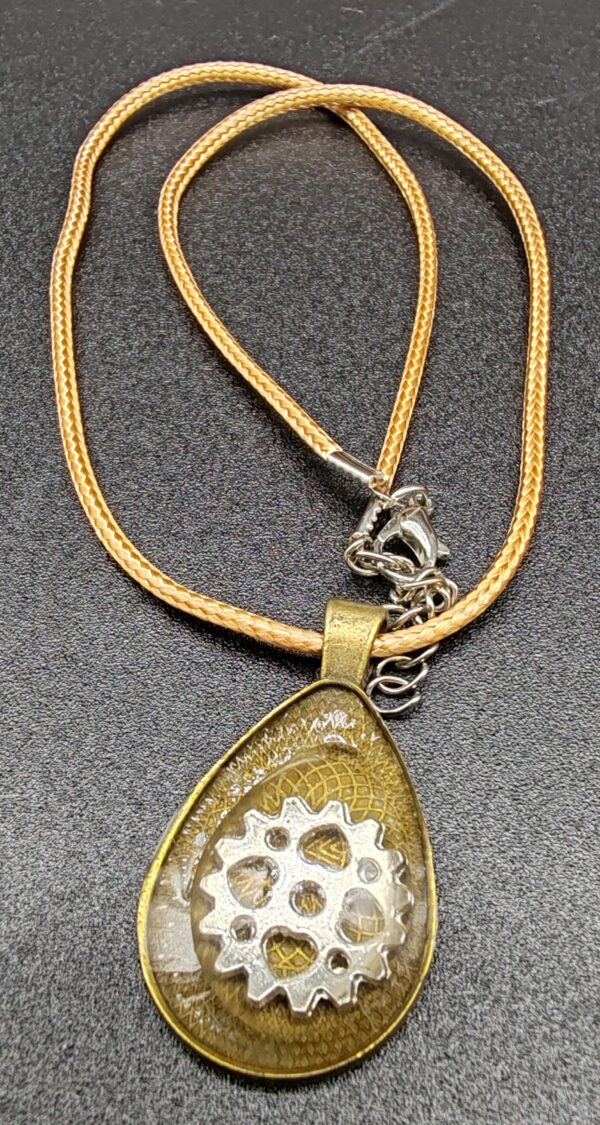 collier-résine-epoxy-cristal-steampunk-rouage-engrenage-médaillon-goutte-or-vieilli-cordon-cire-marron-clair