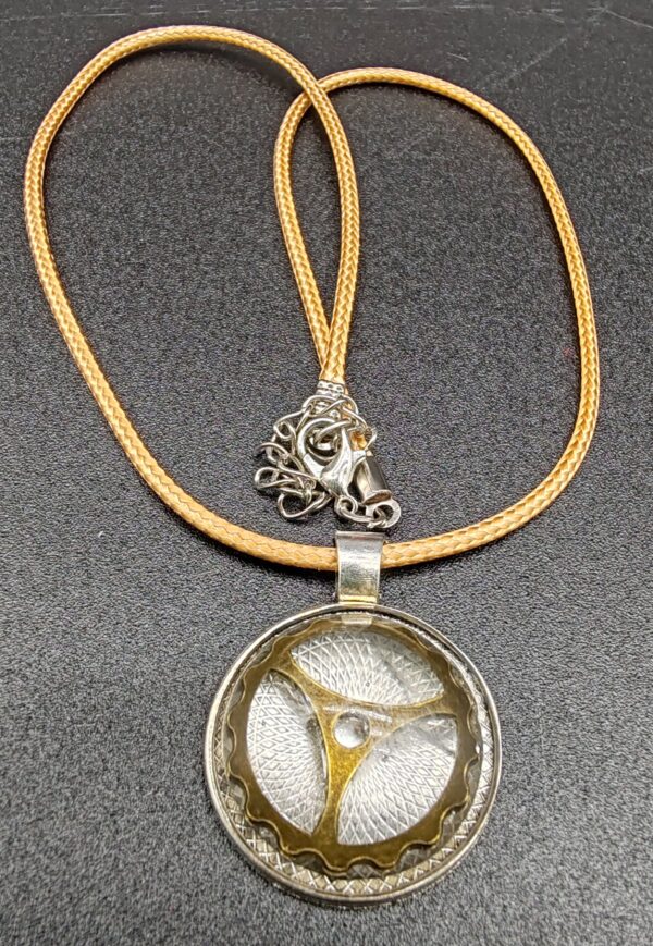 collier-résine-epoxy-cristal-steampunk-rouage-engrenage-médaillon-rond-argenté-cordon-cire-marron-clair