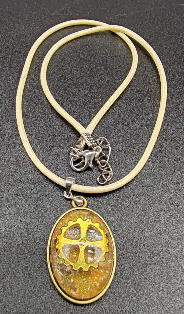 collier-résine-epoxy-holographique-steampunk-rouage-engrenage-médaillon-ovale-doré-cordon-cire-beige