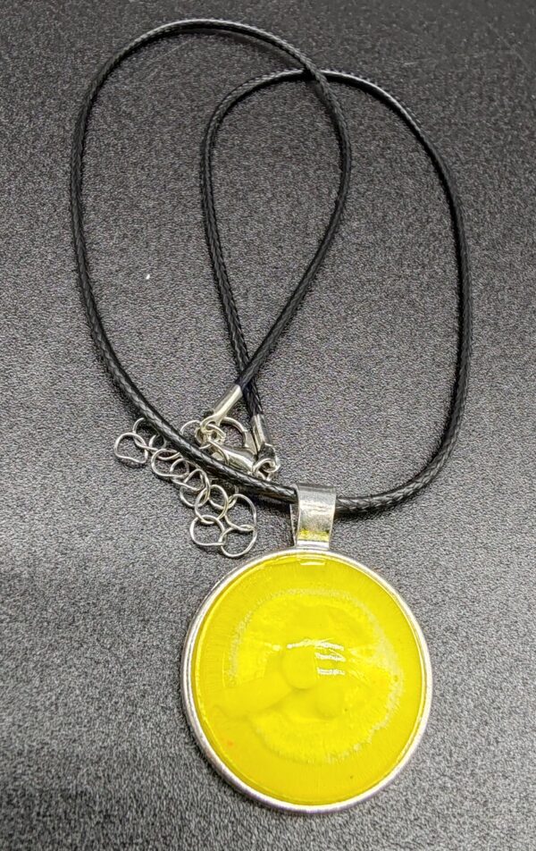 collier-résine-epoxy-jaune-médaillon-argenté-cordon-cire-noir