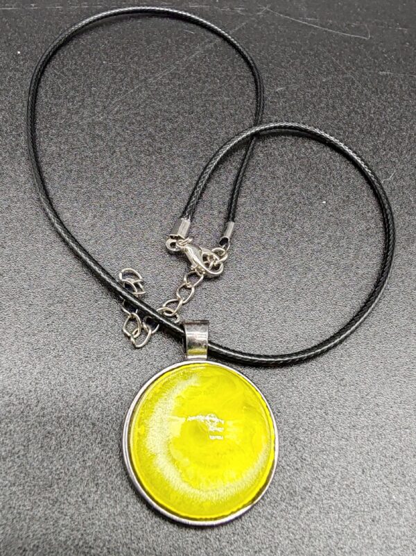collier-résine-epoxy-jaune-médaillon-chromé-cordon-cire-noir