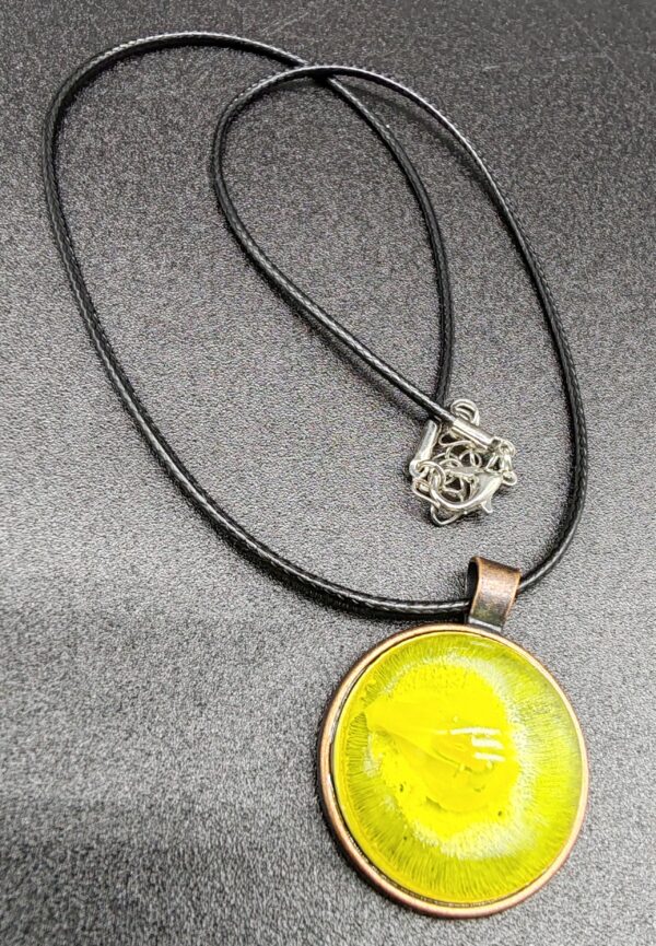 collier-résine-epoxy-jaune-médaillon-cuivré-cordon-cire-noir