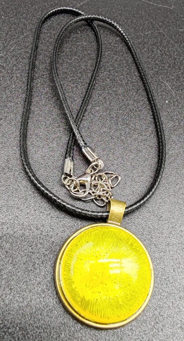 collier-résine-epoxy-jaune-médaillon-doré-cordon-cire-noir