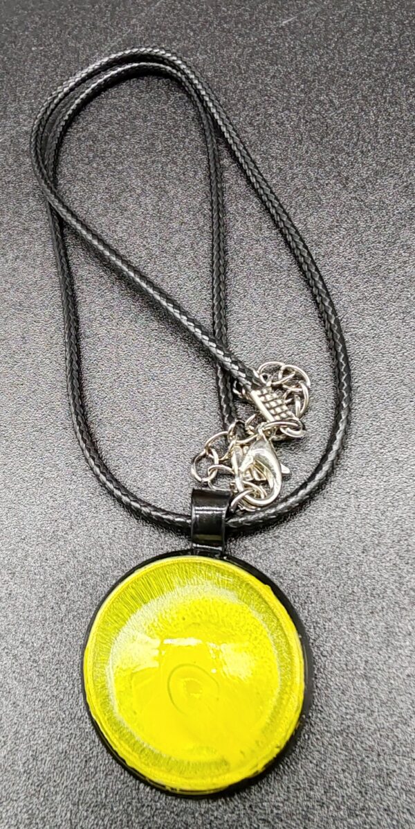 collier-résine-epoxy-jaune-médaillon-noir-cordon-cire-noir