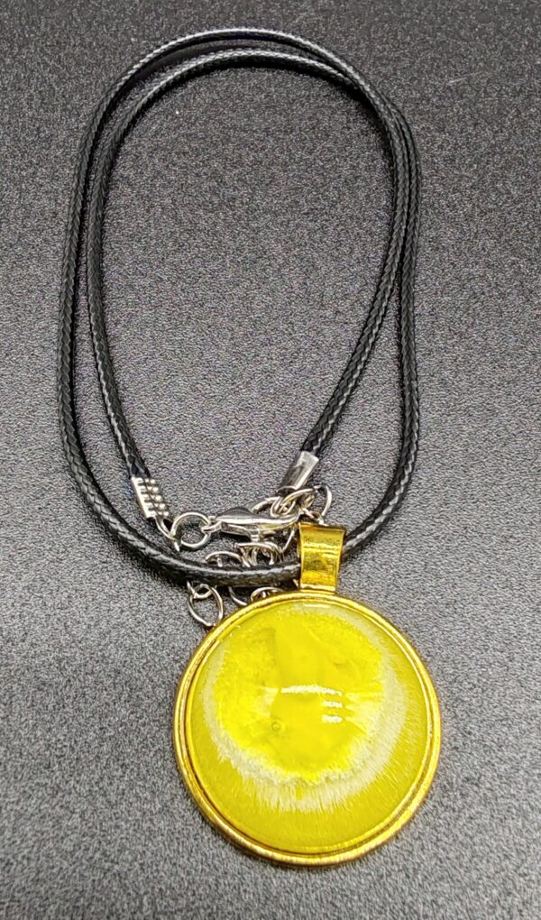 collier-résine-epoxy-jaune-médaillon-or-vieilli-cordon-cire-noir