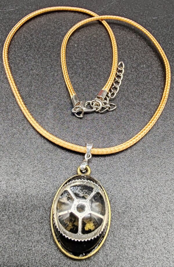 collier-résine-epoxy-noire-steampunk-rouage-engrenage-médaillon-ovale-doré-cordon-cire-marron-clair
