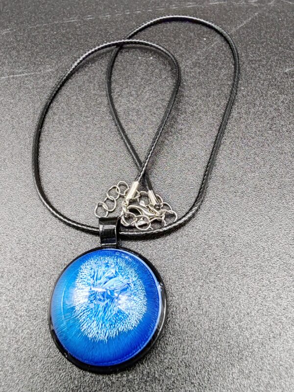 collier-résine-epoxy-bleu-oeil-médaillon-noir-cordon-cire-noire