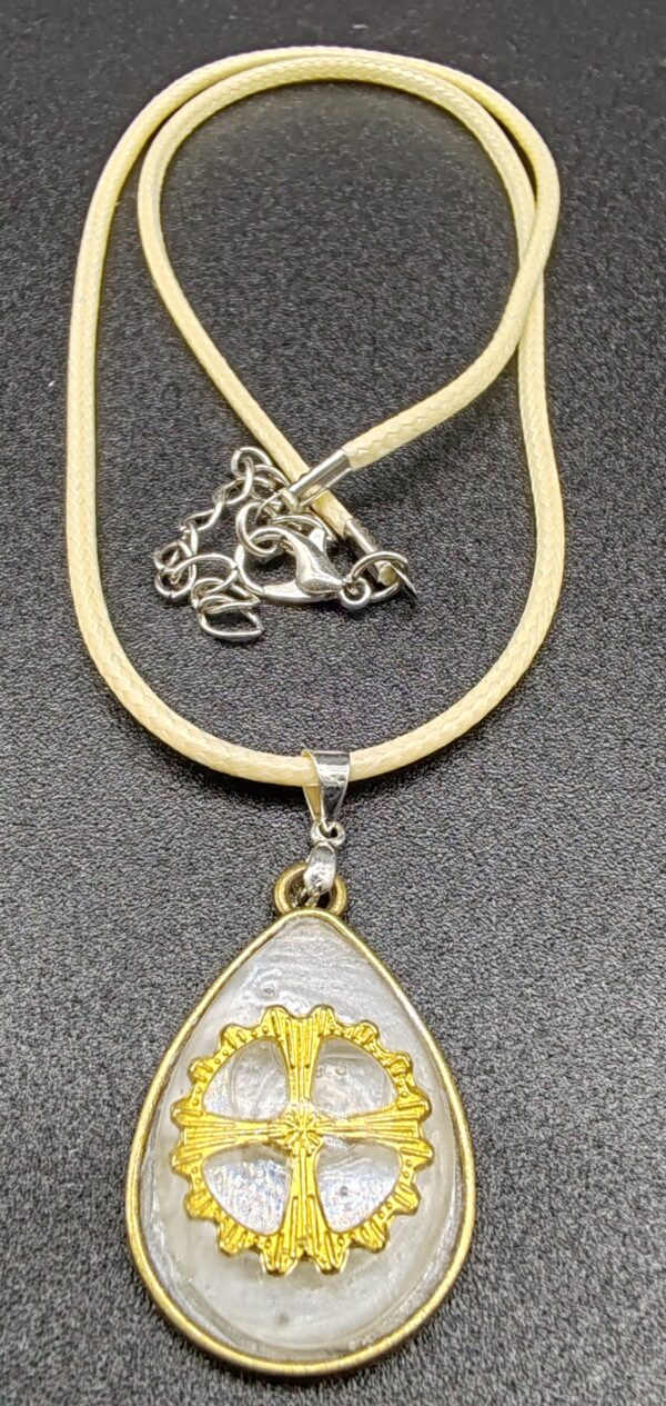 collier-résine-epoxy-perle-steampunk-rouage-engrenage-médaillon-goutte-doré-cordon-cire-beige