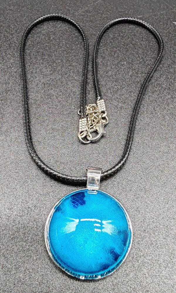 collier-résine-epoxy-bleu-océan-médaillon-argenté-cordon-cire-noire