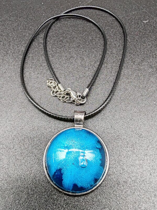collier-résine-epoxy-bleu-océan-médaillon-chrome-cordon-cire-noire