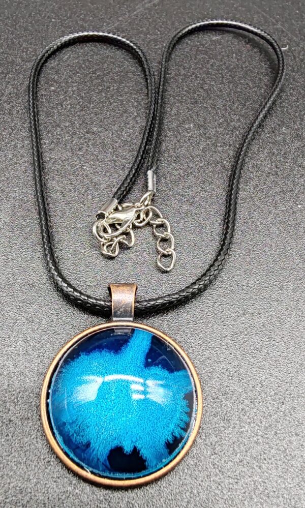 collier-résine-epoxy-bleu-océan-médaillon-cuivré-cordon-cire-noire