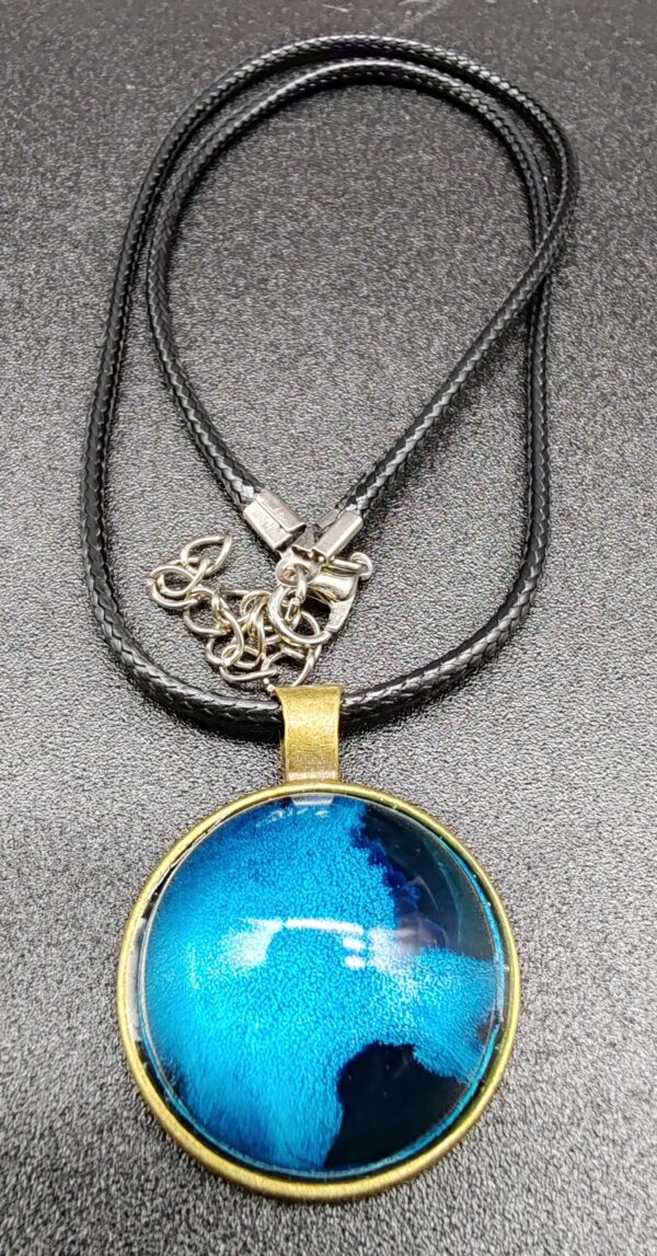 collier-résine-epoxy-bleu-océan-médaillon-doré-cordon-cire-noire