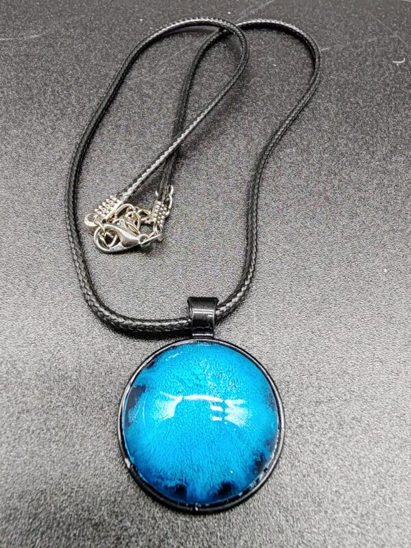 collier-résine-epoxy-bleu-océan-médaillon-noir-cordon-cire-noire