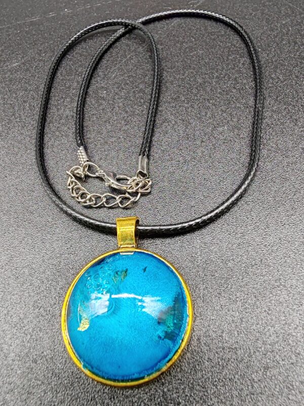 collier-résine-epoxy-bleu-océan-médaillon-or-vieilli-cordon-cire-noire
