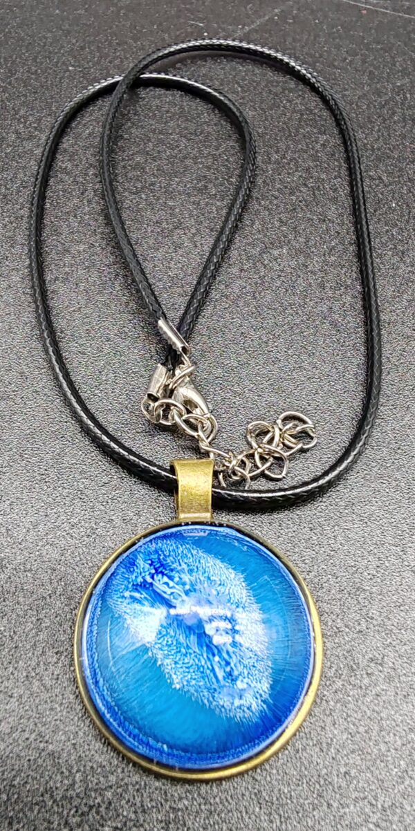 collier-résine-epoxy-bleu-oeil-médaillon-bronze-cordon-cire-noir