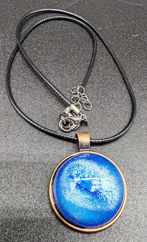 collier-résine-epoxy-bleu-oeil-médaillon-cuivré-cordon-cire-noir
