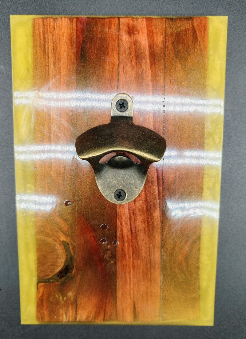 décapsuleur-mural-aimanté-bois-séquoia-résine-epoxy-jaune-cuivré-fixation-murale