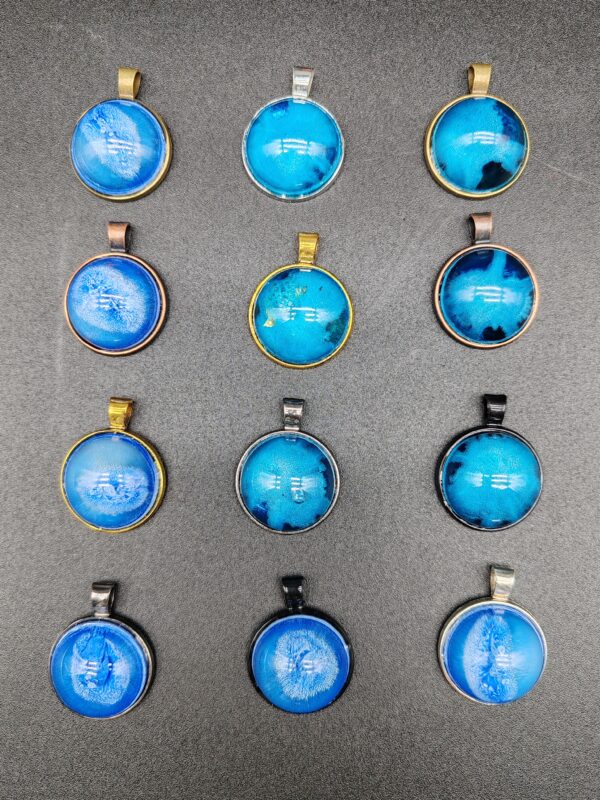 gamme-collier-résine-epoxy-bleu-oeil-océan-médaillon-bronze-cuivré-doré-or-vieilli-argenté-chrome-noir-cordon-cire-noir
