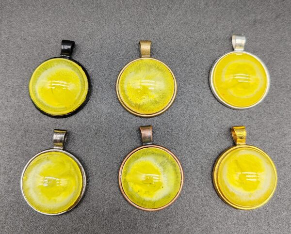gamme-colliers-résine-epoxy-jaune-médaillon-or-veilli-doré-chrome-cuivré-bronze-noir-cordon-cire-noir