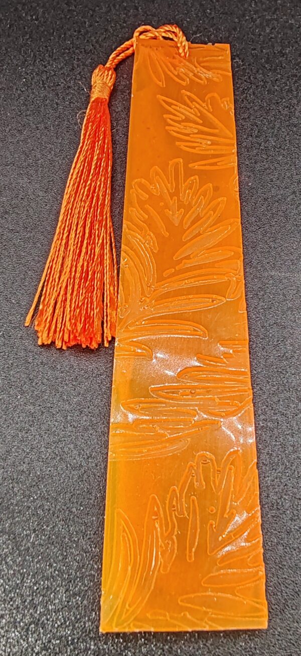 marque-page-feuille-resine-epoxy-orange-opaque-pompon-satin-orange-bis