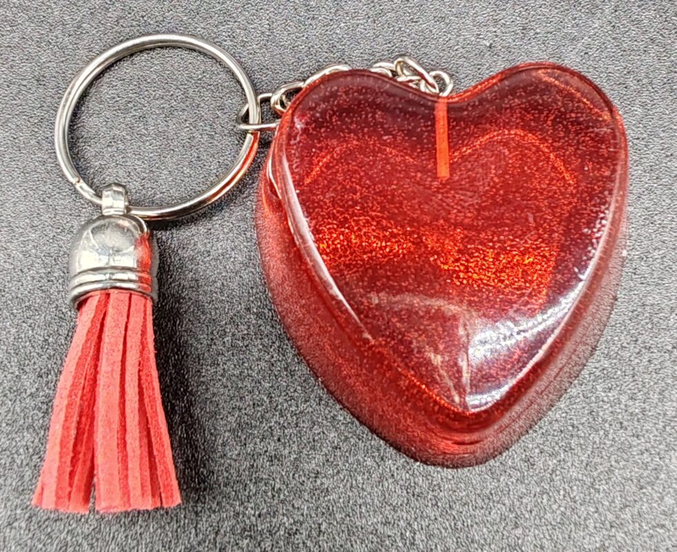 porte-clé-coeur-résine-epoxy-rouge-cristal-pompon-rouge