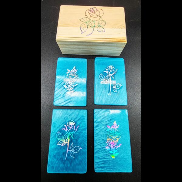 boite-pin-sous-verres-résine-epoxy-bleu-fleur-rose-holographique