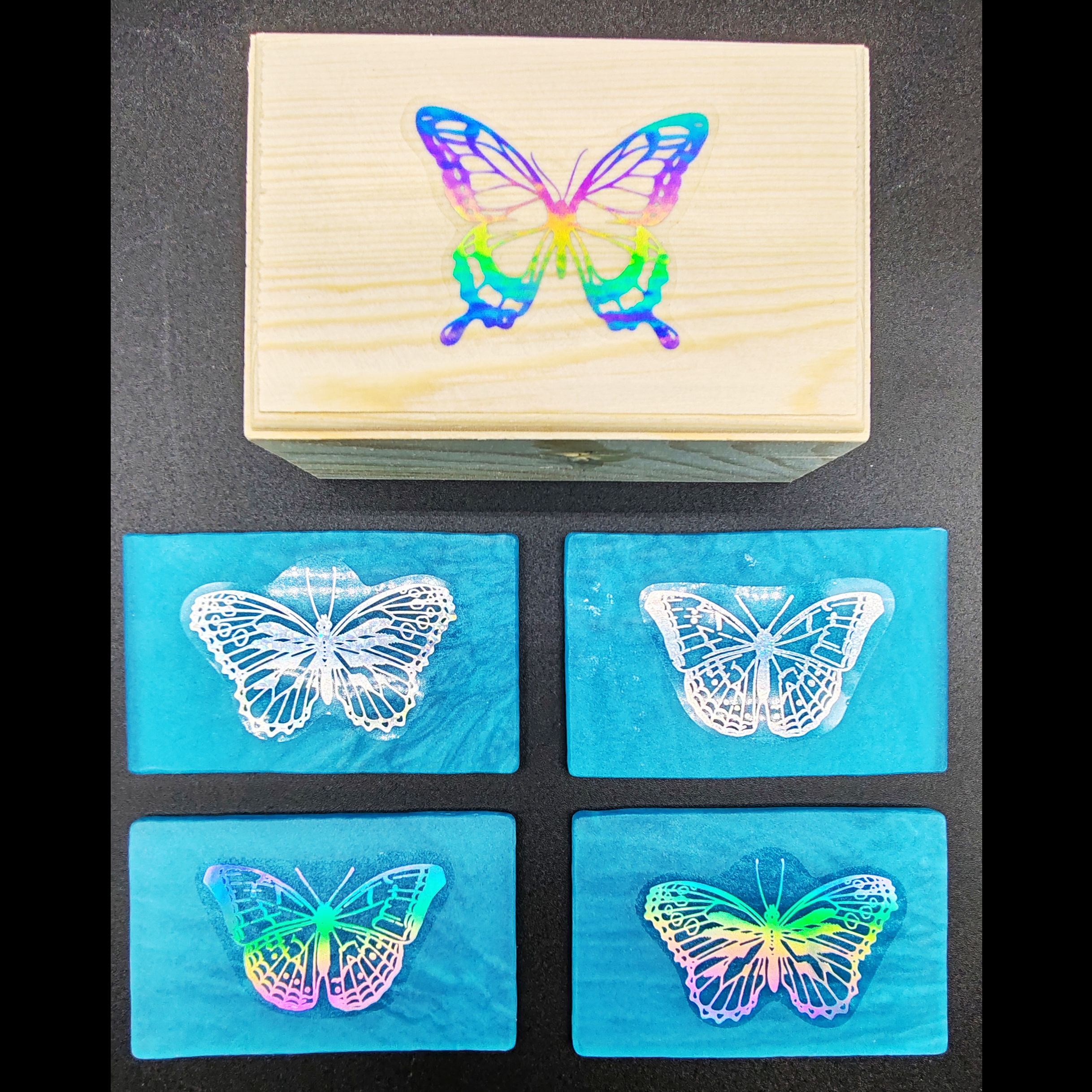 boite-pin-sous-verres-résine-epoxy-bleu-papillon-holographique