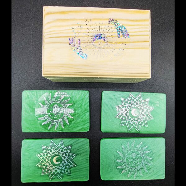 boite-pin-sous-verres-résine-epoxy-vert-soleil-lune-holographique