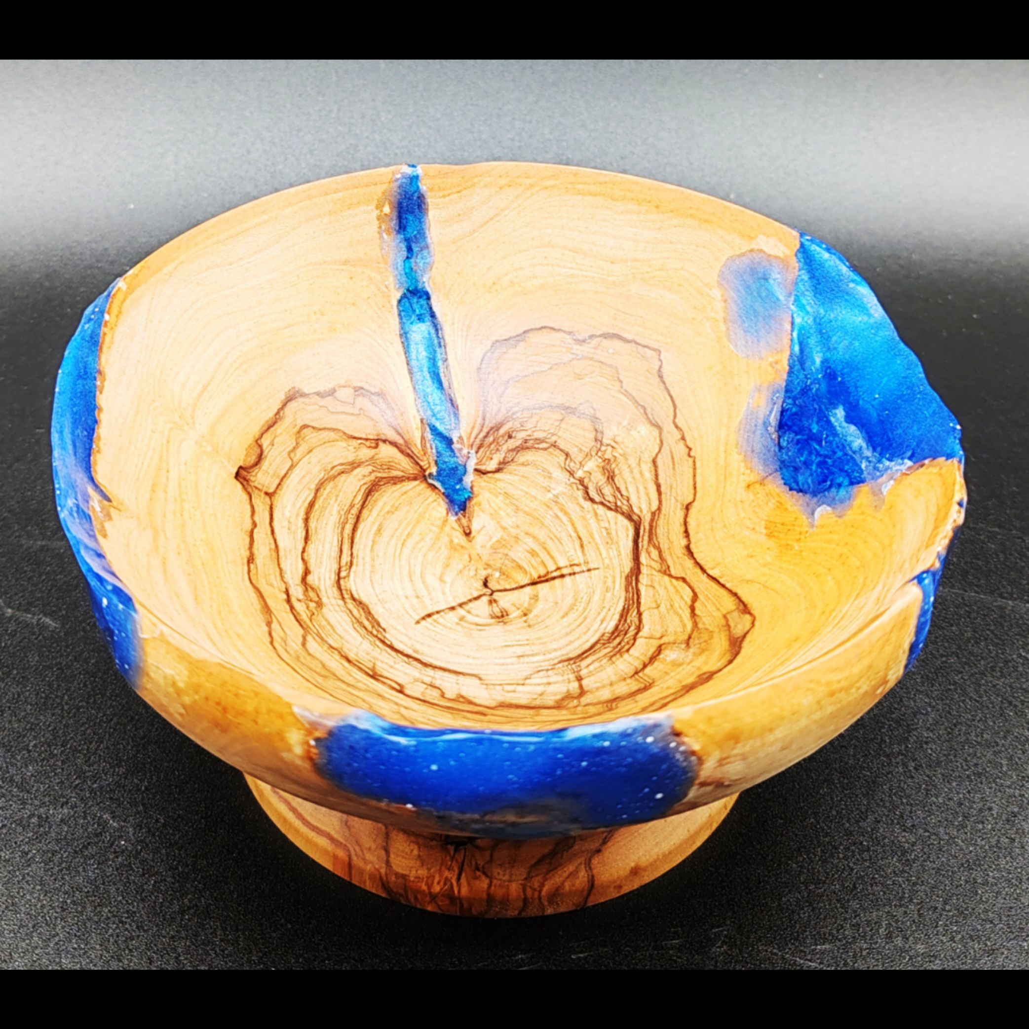 bol-vide-poche-bois-olivier-résine-epoxy-bleu-métallique