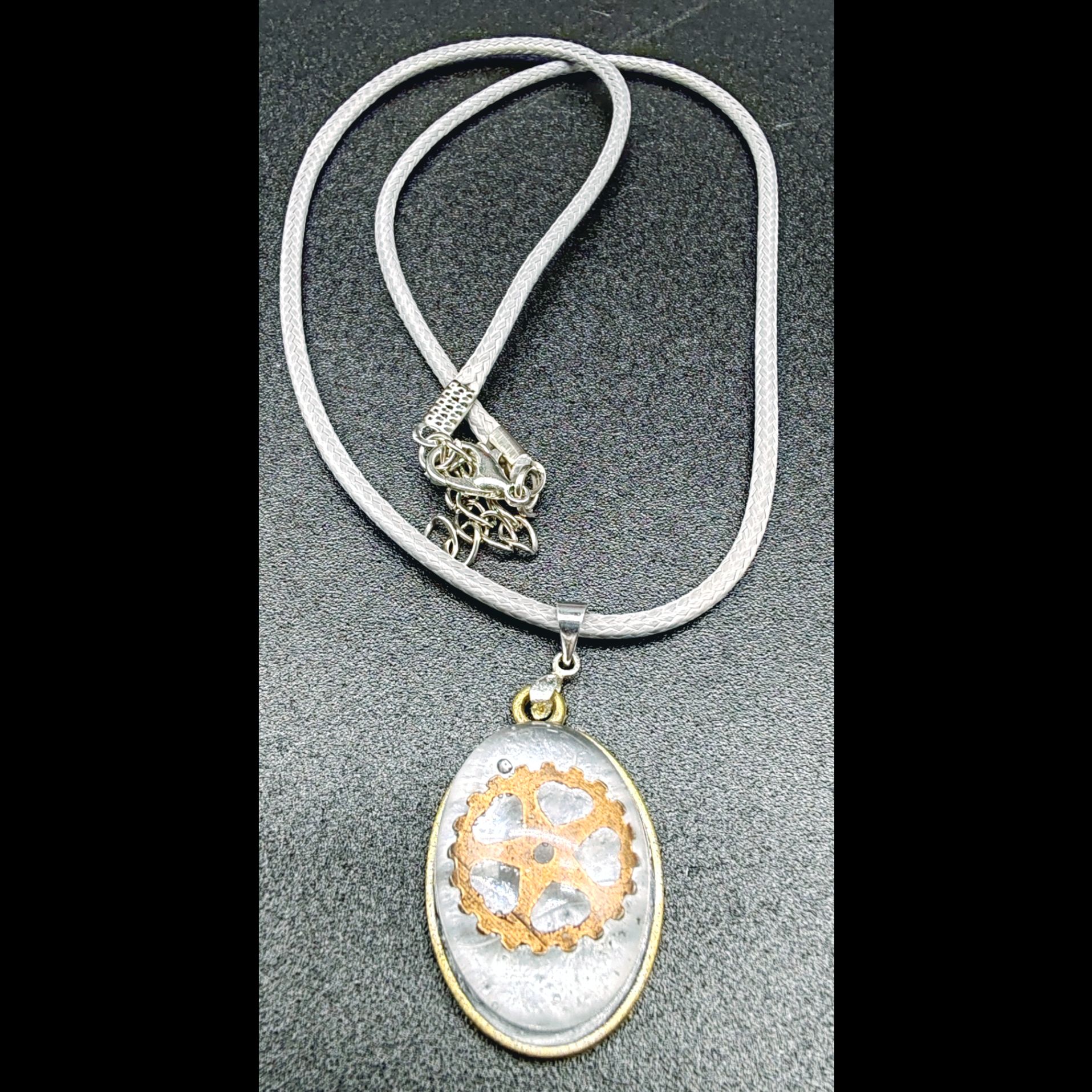 collier-résine-epoxy-argenté-steampunk-rouage-engrenage-médaillon-ovale-doré-cordon-cire-gris