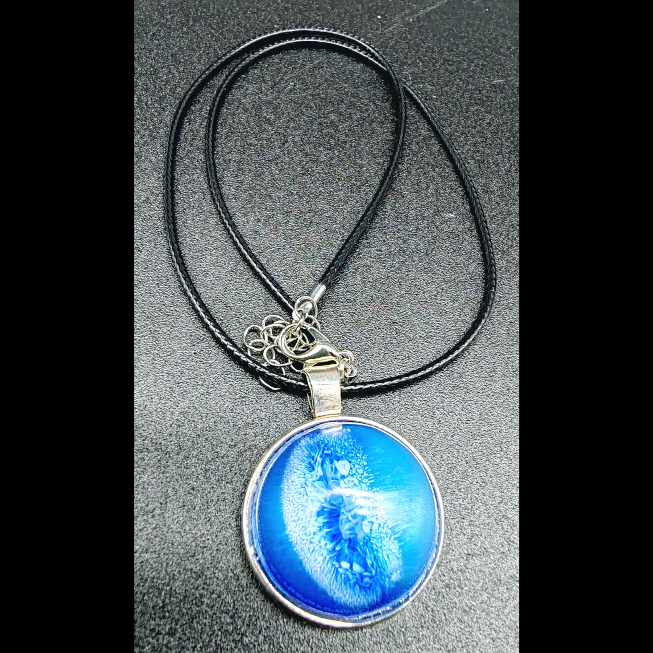 collier-résine-epoxy-bleu-oeil-médaillon-chrome-cordon-cire-noire