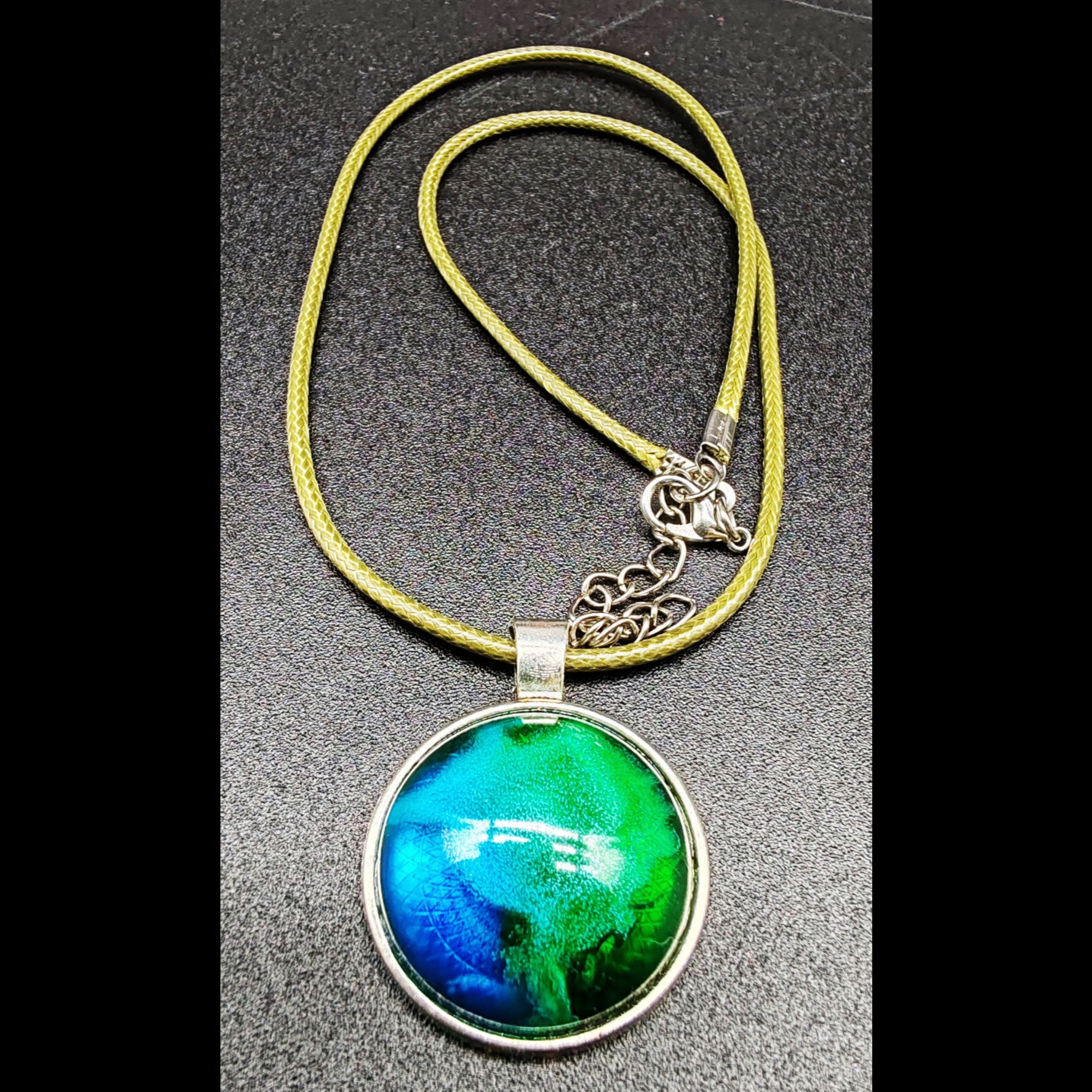 collier-résine-epoxy-bleu-vert-médaillon-rond-argenté-cordon-cire-vert