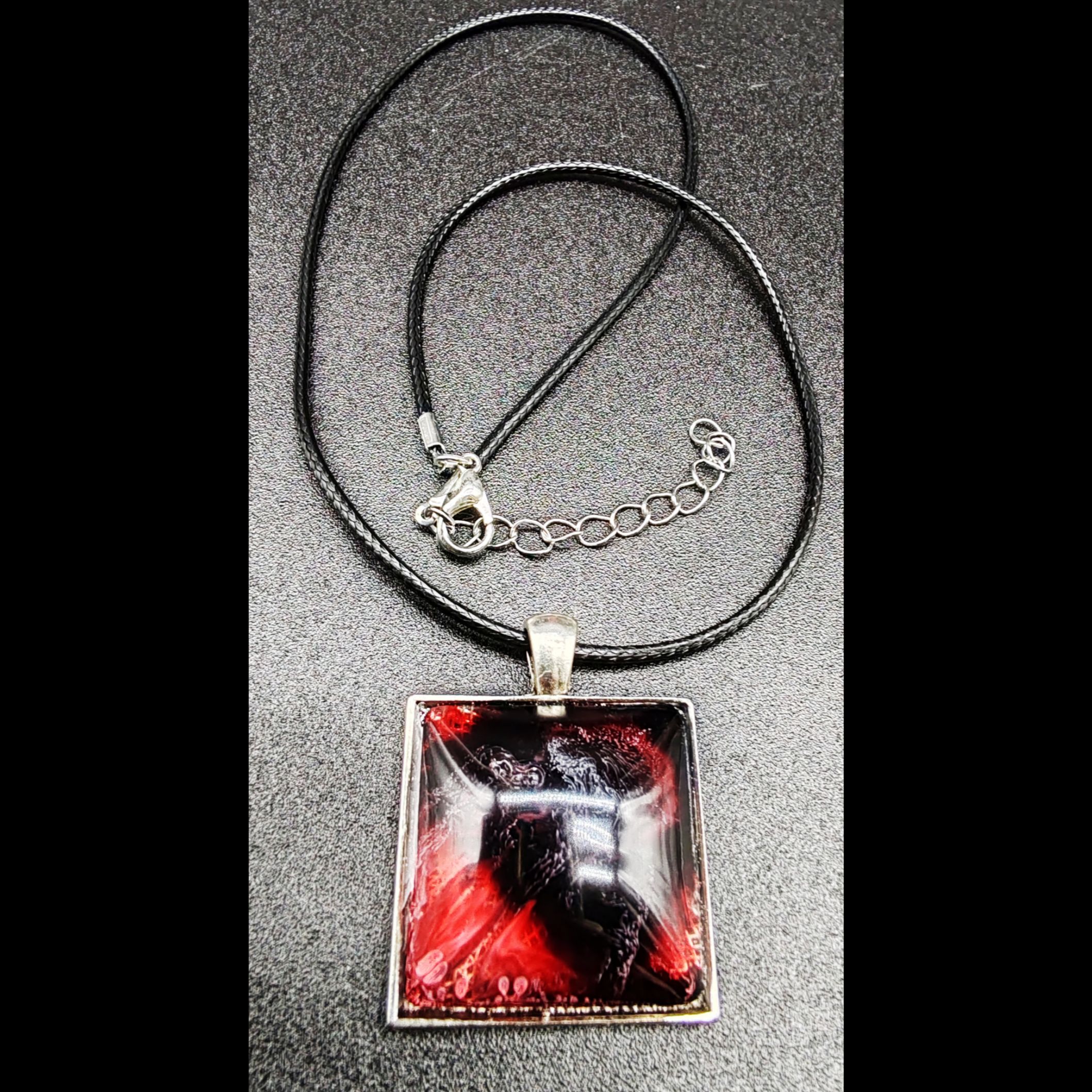 collier-résine-epoxy-dark-rouge-sombre-médaillon-carré-argenté-cordon-cire-noir