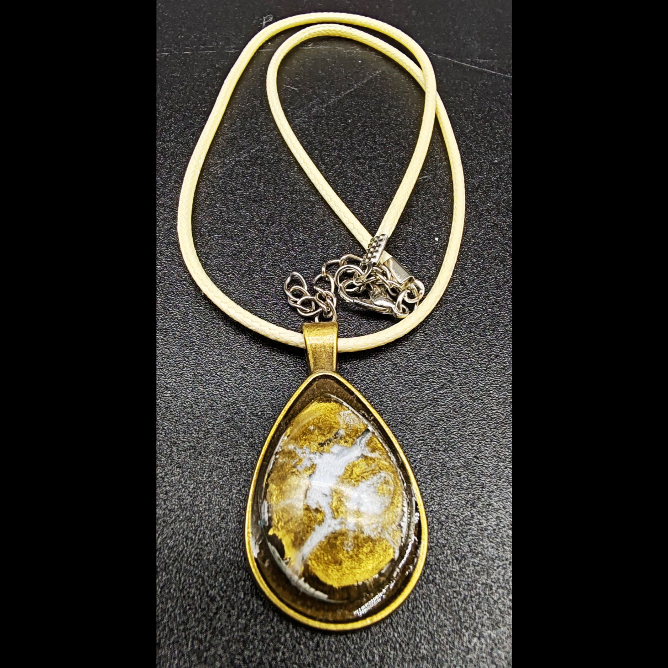 collier-résine-epoxy-doré-médaillon-goutte-doré-cordon-cire-beige