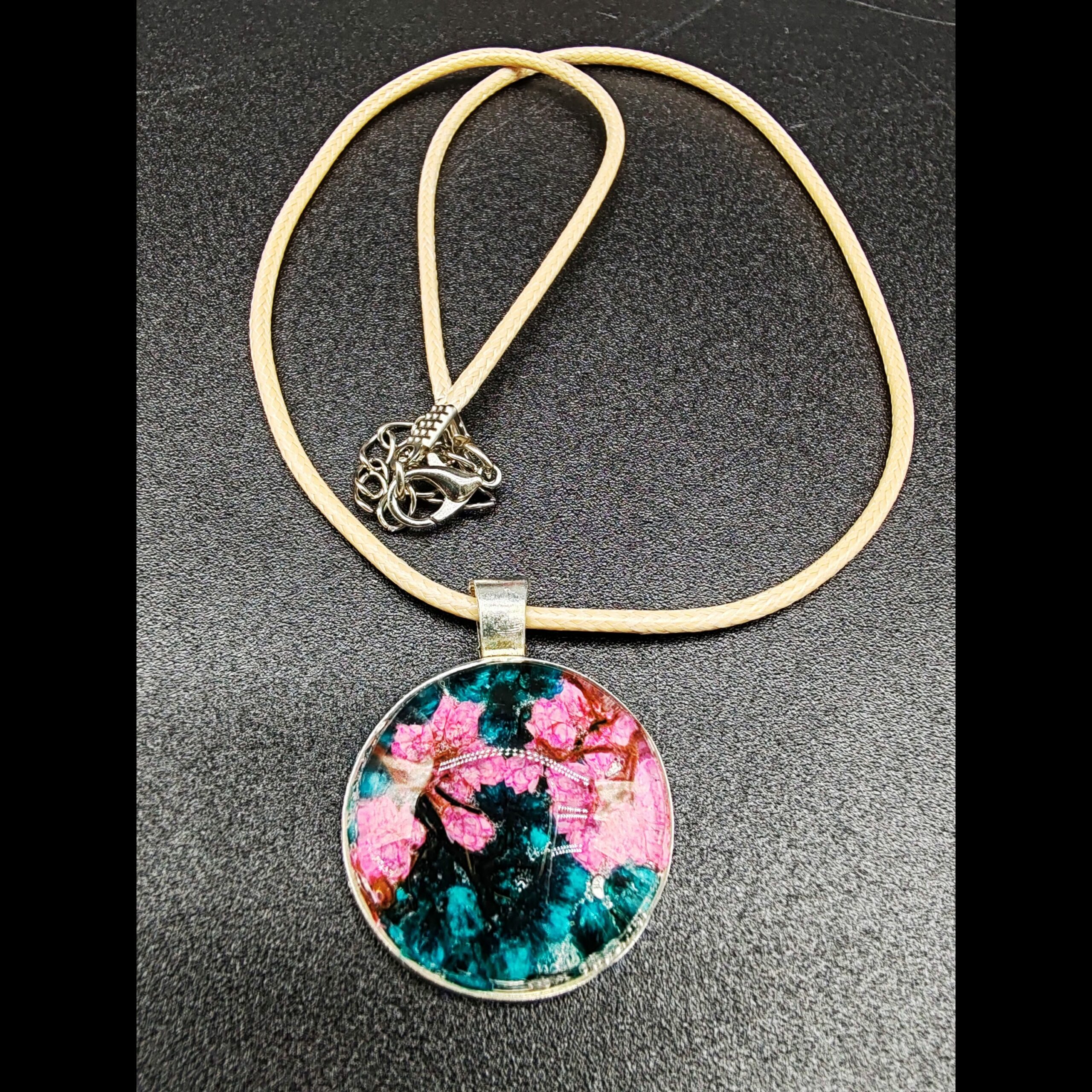collier-résine-epoxy-fleurs-séchés-mousse-rose-bleu-vert-médaillon-argenté-cordon-cire-beige