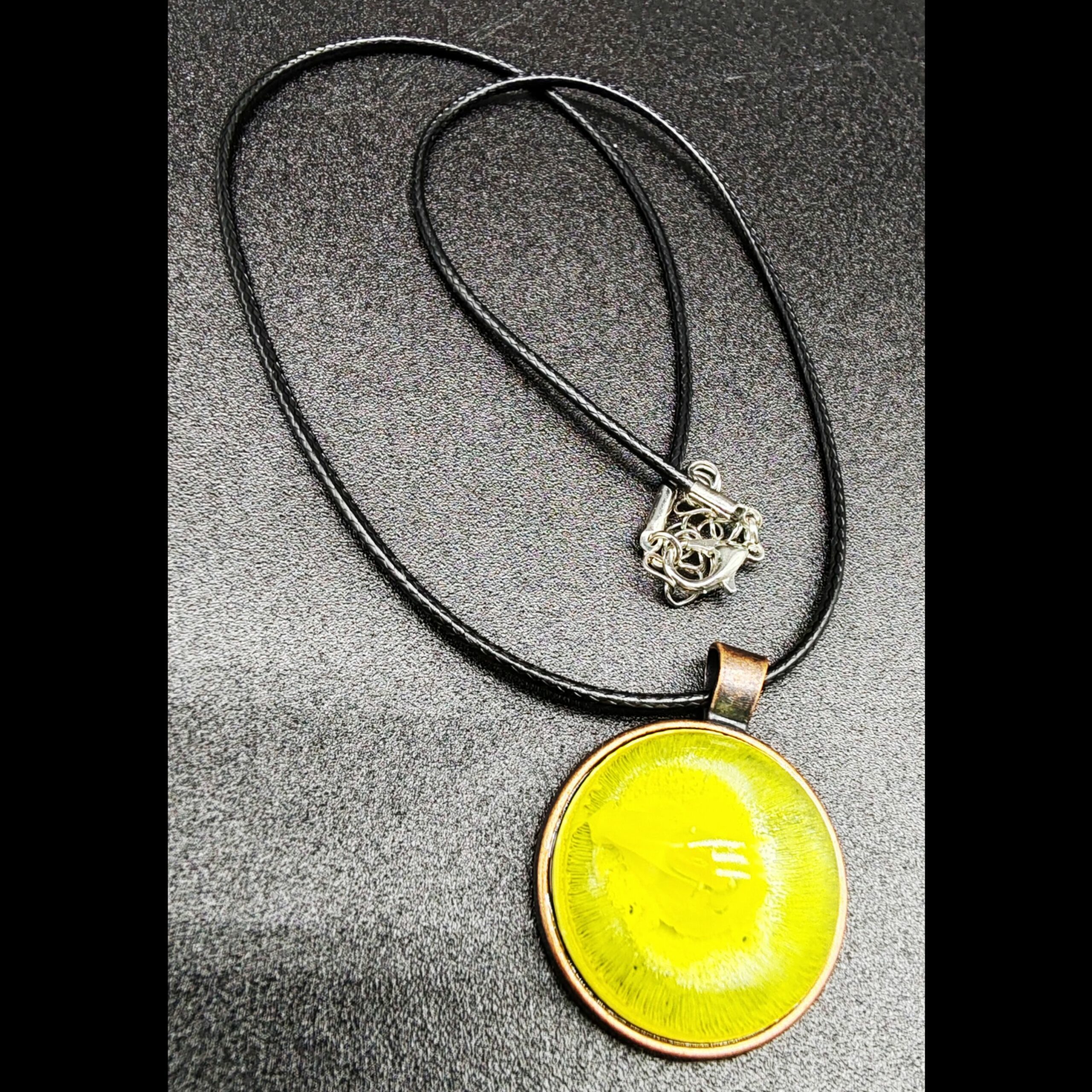 collier-résine-epoxy-jaune-médaillon-cuivré-cordon-cire-noir