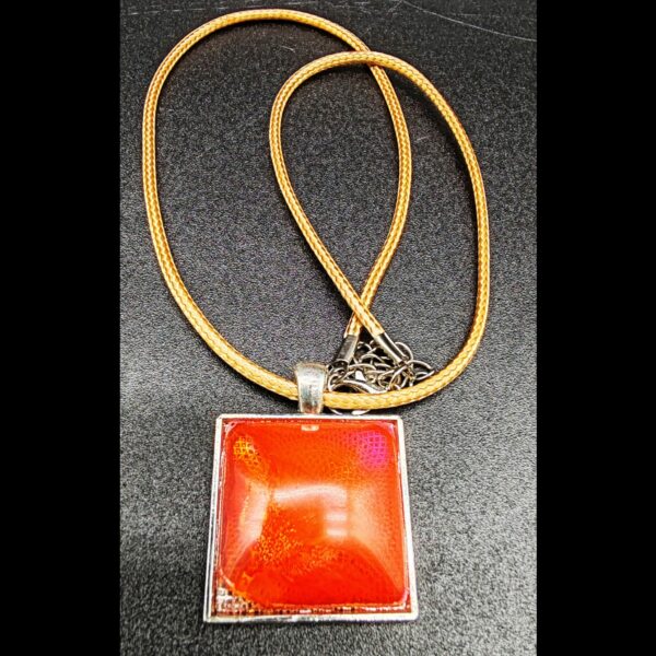 collier-résine-epoxy-orange-médaillon-carré-argenté-cordon-cire-marron-clair