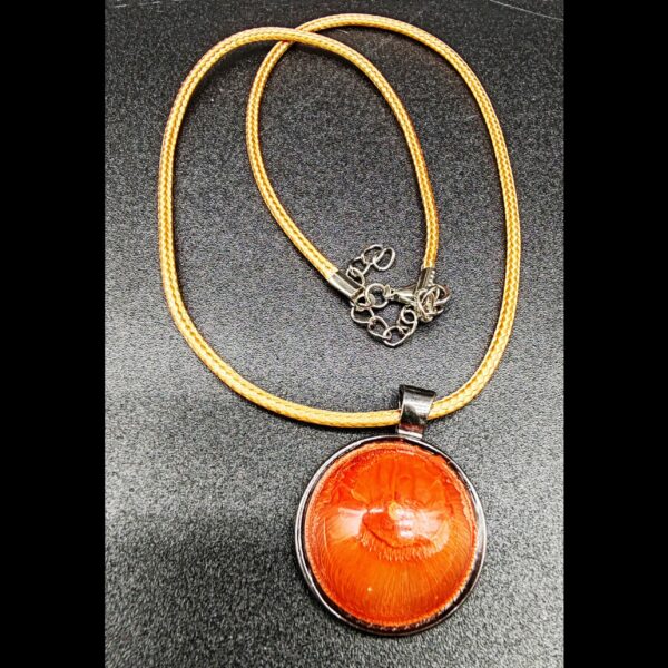 collier-résine-epoxy-orange-médaillon-chromé-cordon-cire-marron-clair