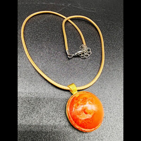 collier-résine-epoxy-orange-médaillon-doré-cordon-cire-marron-clair